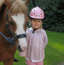 Amalia met haar pony Fredje 